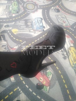 Feet modelka